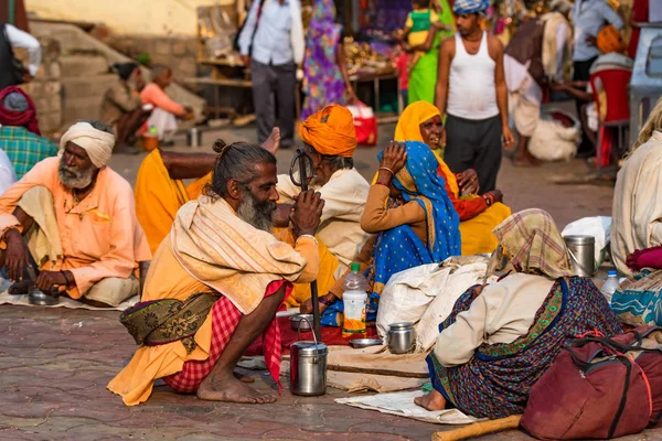 Orchha, Сполучені Штати Америки - 9 листопада 2017: Група Індійська паломників відпочинок на землі — стокове фото