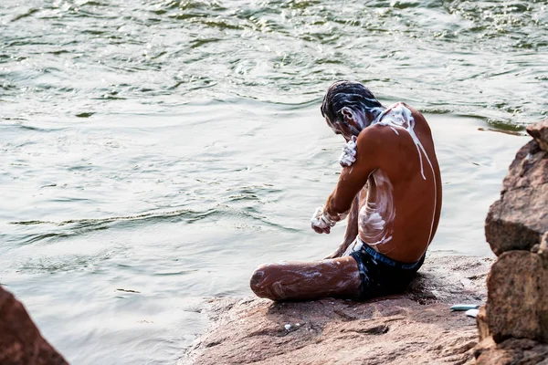 ORCHHA, INDIA - 9 НОЯБРЯ 2017: Неопознанные индийские ванны в реке Бетва — стоковое фото