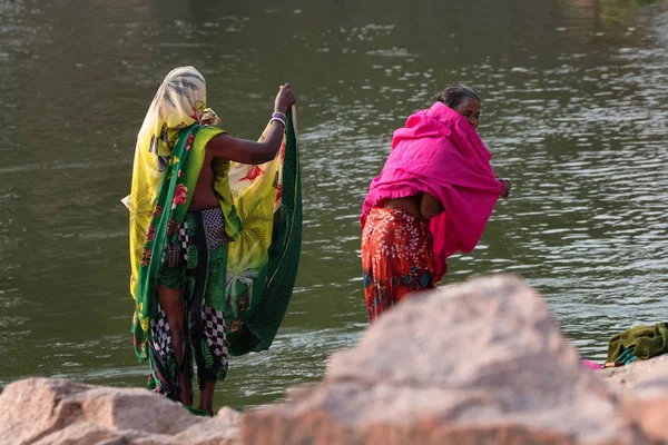 Orchha, Indien - 9. November 2017: Unbekannte indische Frauen baden im Betwa-Fluss — Stockfoto