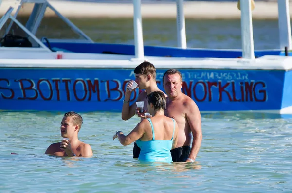 САОНА, ДОМИНИКАНСКАЯ РЕСПУБЛИКА - 29 ОКТЯБРЯ 2015: Группа людей празднует в воде — стоковое фото