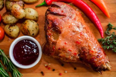 Üstten Görünüm kavrulmuş hindi fileto baharatlar, sebze ve reçel ahşap tahta üzerinde