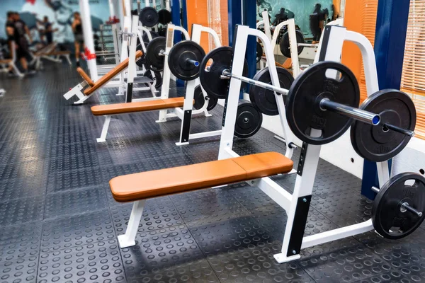 Máquina de ejercicio de press de banco vacía en el gimnasio moderno — Foto de Stock