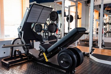 Boş bacak basın egzersiz makinesi, modern bir spor salonu