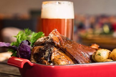 Haşlanmış patates ve bardak bira eşliğinde kızarmış domuz knuckle up kapatın