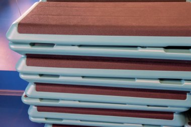 Modern spor salonunda tacked boş adım platformları