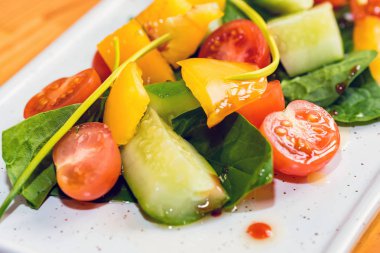 Beyaz tabakta lezzetli sağlıklı sebze salatası