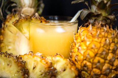 Ananas suyu ve dilim ahşap bir masa yerleştirilen