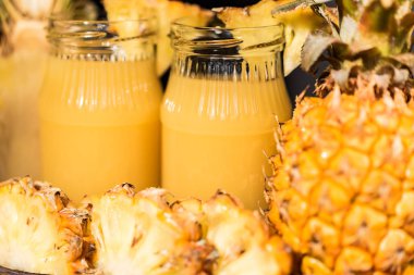 Ananas suyu ve dilim ahşap bir masa yerleştirilen