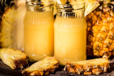 Ananas suyu ve dilim ahşap bir masa yerleştirilen