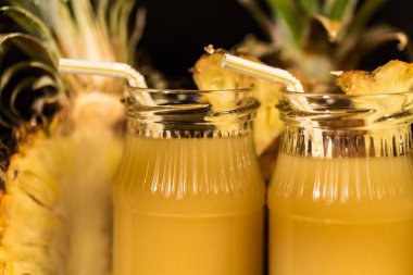 Ananas suyu ve dilim ahşap bir masa yerleştirilen