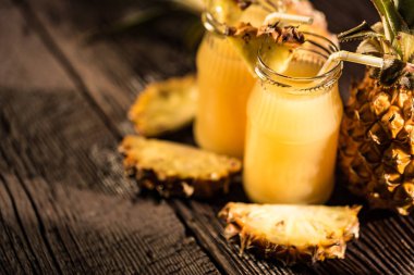 Ananas suyu ve dilim ahşap bir masa yerleştirilen
