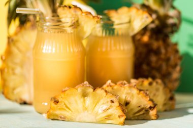 Ananas suyu ve dilim ahşap bir masa yerleştirilen