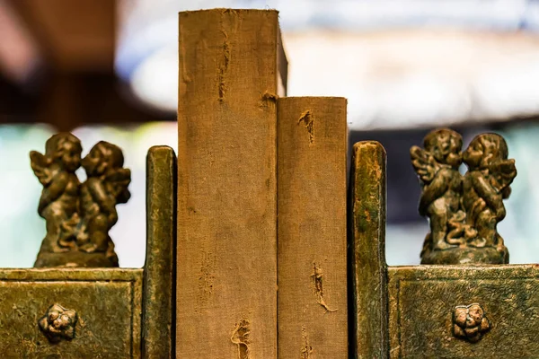 Dos libros viejos entre el sostenedor del libro de la vendimia con las figurillas del querubín — Foto de Stock