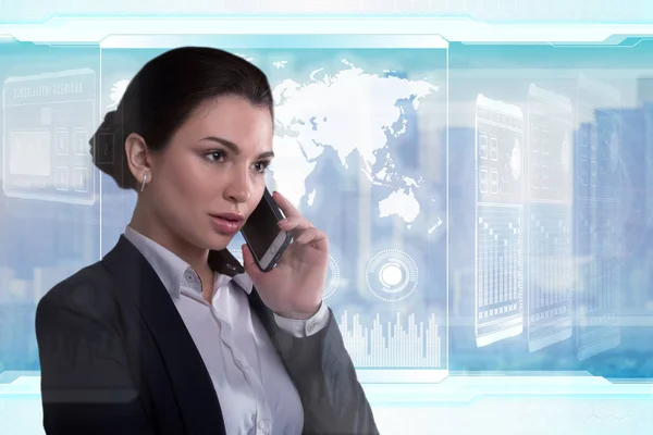 Unga affärskvinna talar i telefon och arbetar på futuristiska kontor Royaltyfria Stockbilder