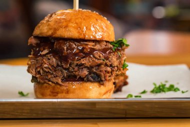 Kapatın lezzetli hamburgeri, kıyma tepside servis edin.