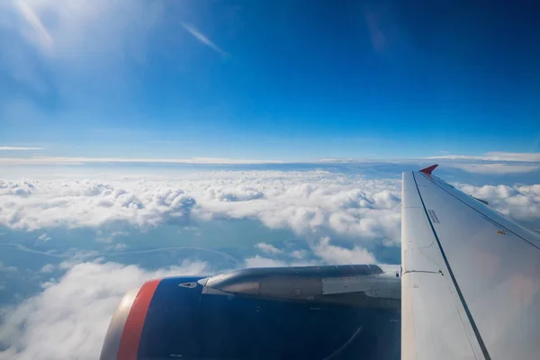 Escenario visto desde el avión. Nubes y motor de avión —  Fotos de Stock