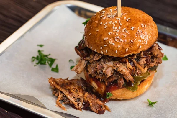 Cerrar sabrosa hamburguesa con carne picada servida en bandeja — Foto de Stock