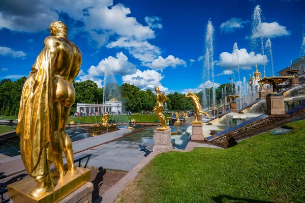 Kaskadowe fontanny w Peterhof, Rosja w słoneczny letni dzień — Zdjęcie stockowe