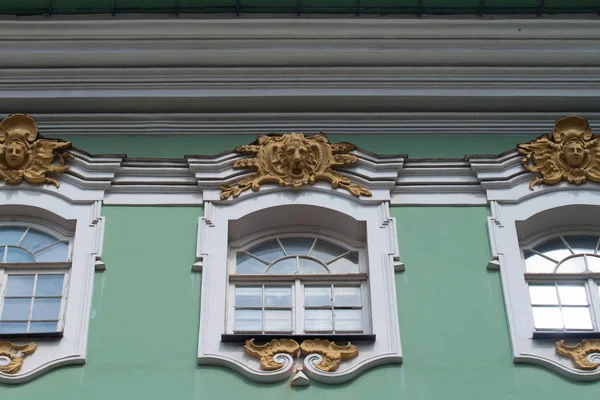 Dettaglio da vicino della bellissima facciata del Palazzo d'inverno a San Pietroburgo, Russia — Foto Stock