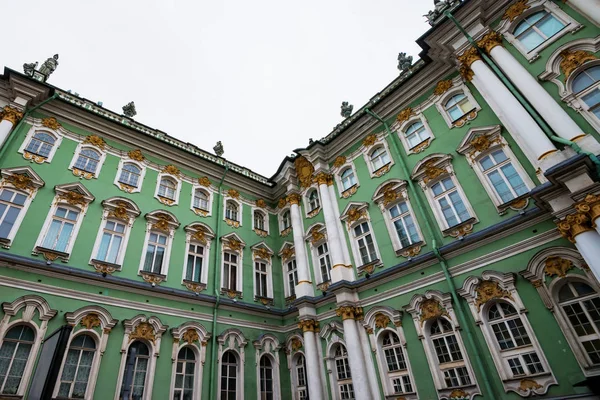 Vista da bela fachada do inverno Palácio em São Petersburgo, Rússia — Fotografia de Stock