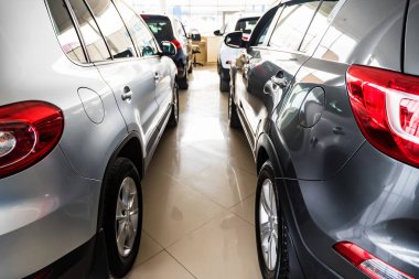 Satıcı showroom, yeni araçların Görünümü Kapat