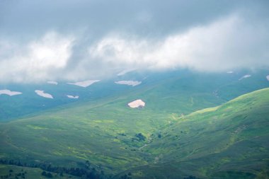 Yeşil Vadi ve bulutlu gökyüzü güzel gizemli manzara