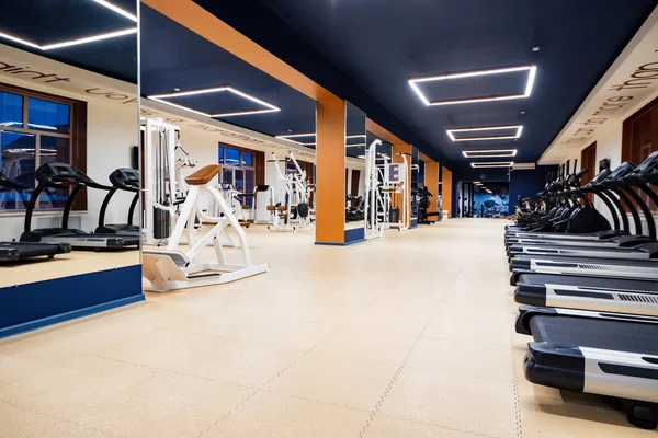 A modern edzőterem belső új fitness gépek — Stock Fotó