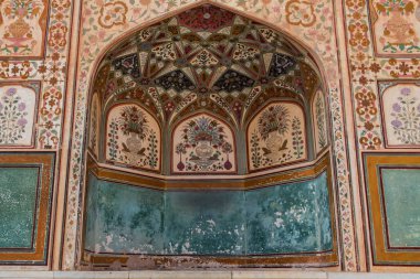 Güzel Iwan salonda sarı veya Amer fort Jaipur, Hindistan