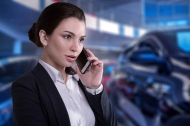 Güzel işkadını modern araba showroom telefonda konuşan portresi
