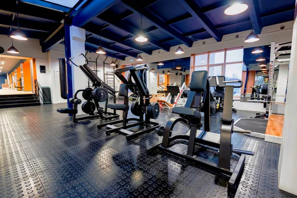 A modern edzőterem belső új fitness gépek — Stock Fotó