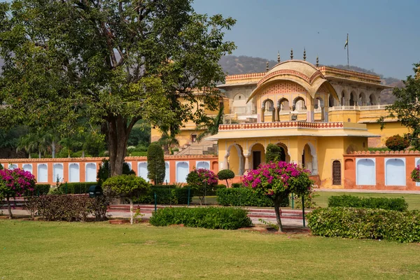 Gyönyörű kilátás nyílik a kert közelében palace, India napsütéses napon — Stock Fotó