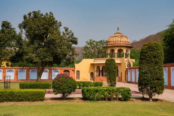 Prachtig uitzicht op de tuin in de buurt van Paleis in India op zonnige dag — Stockfoto