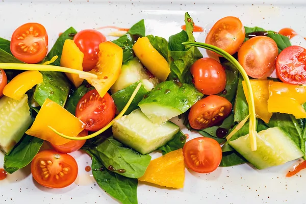 Ízletes, egészséges növényi saláta fehér tányérra — Stock Fotó
