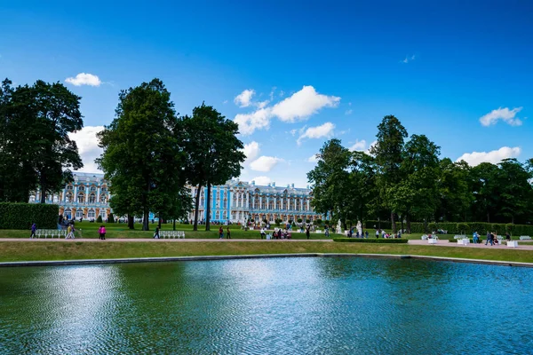 ST.PETERSBURG - 15 GIUGNO 2015: Veduta dei turisti in parco vicino a Palazzo Caterina — Foto Stock