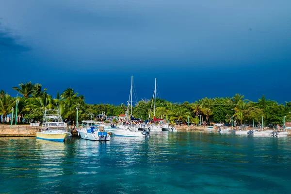 SAONA, REPÚBLICA DOMINICANA - OUTUBRO 29, 2015: Iates à vela na doca de Saona — Fotografia de Stock