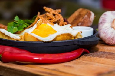 Besleyici yemek kızarmış yumurta, sosis, fasulye, soğan, biber ile