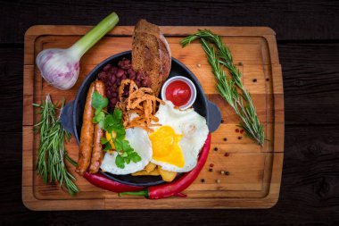 Besleyici yemek kızarmış yumurta, sosis, fasulye, soğan, biber ile