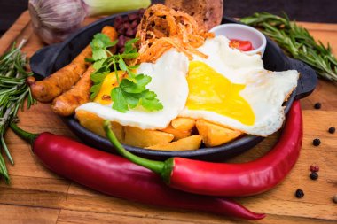 Besleyici yemek kızarmış yumurta, sosis, fasulye, soğan, biber ile