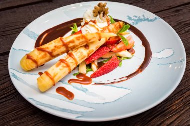 Lezzetli tatlı waffle ile yakından rulo, dondurma ve çilek