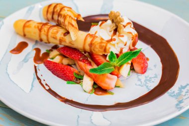 Lezzetli tatlı waffle ile yakından rulo, dondurma ve çilek