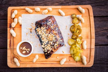 Üstten Görünüm kurulu Domuz kaburga ile barbekü sosu, fıstık ve jalapeno ile ızgara