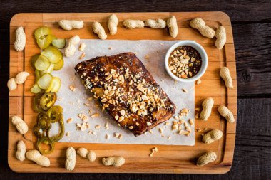 Üstten Görünüm kurulu Domuz kaburga ile barbekü sosu, fıstık ve jalapeno ile ızgara