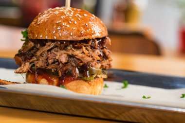 Kapatın lezzetli hamburgeri, kıyma tepside servis edin.