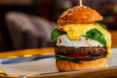Tepside servis peynir ile uzun boylu lezzetli hamburger kadar yakın