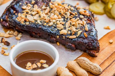 Domuz pirzolası, barbekü sosu, fıstık ve jalapeno ile ızgara yap.