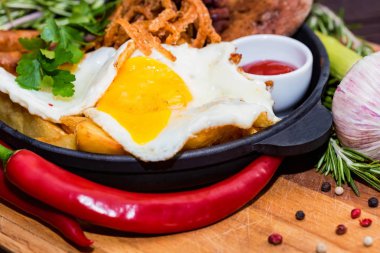Kızarmış yumurta, soğan, biber ve soslu tavada ile Besleyici yemek