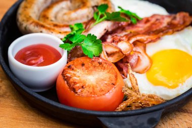 Sahanda yumurta, sosis, pastırma, domates, sos tava ile Besleyici yemek