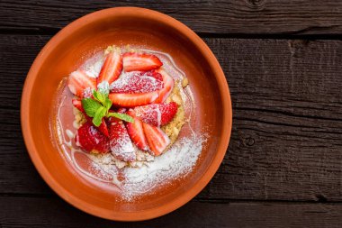 Çilekli tatlı kurabiye çatlar ile kapatmak