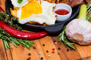 Kızarmış yumurta, soğan, biber ve soslu tavada ile Besleyici yemek