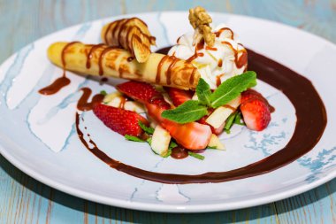 Lezzetli tatlı waffle ile yakından rulo, dondurma ve çilek